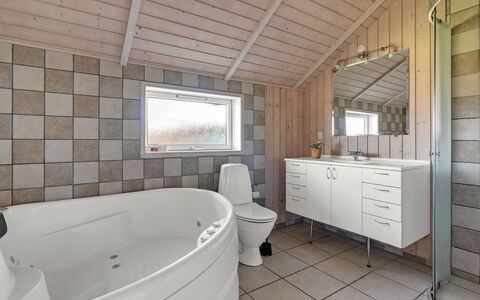 Gudrid - 550M from the Sea: Sanitærarmatur, Gulvbelægning, Træ, Indretning, Etage, Loft, Badeværelse, Vvs, Tap, Håndvask