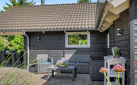 Gudrid - 550M from the Sea: Træ, Sidespor, Hus, Hjem, Sommerhus, Tag, Dør, Veranda, Gård, Have