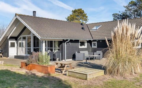 Gudrid - 550M from the Sea: Boligområde, Busk, Hus, Hjem, Have, Estate, Skygge, Landscaping, Lawn