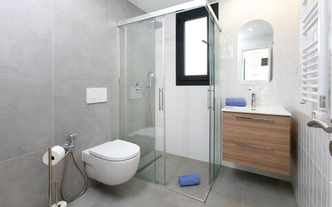 Skyhill Ii Nerja: Sanitærarmatur, Gulvbelægning, Badeværelse, Indretning, Etage, Toilet, Tap, Håndvask, Spejl, Vvs