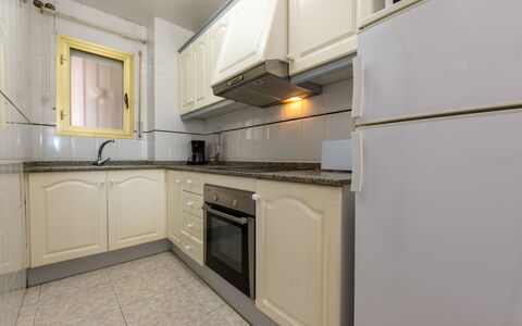 Costa Blanca: Køkken, Køkken Apparat, Countertop, Større Bandage, Gulvbelægning, Cabinetry, Træ, Indretning, Komfur, Etage