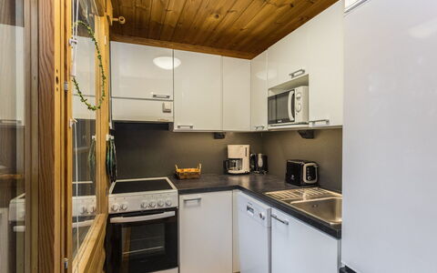Levin Ainola: Køkken Apparat, Køkken, Countertop, Indretning, Møbel, Gulvbelægning, Større Bandage, Væg, Cabinetry, Etage