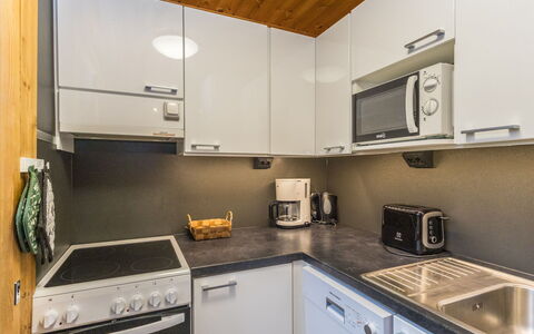 Levin Ainola: Køkken Apparat, Køkken, Countertop, Større Bandage, Cabinetry, Møbel, Indretning, Komfur, Gulvbelægning, Træ