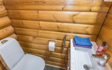 Levin Ainola: Gulvbelægning, Toiletbræt, Etage, Toilet, Badeværelse, Sanitærarmatur, Vvs, Hårdttræ, Bejdse, Bjælkehytte