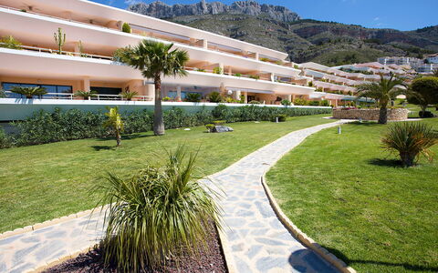 Altea 649: Himmel, Plante, Daytime, Bygning, Urban Design, Arkitektur, Land Lot, Vejbelægning, Boligområde, Biome