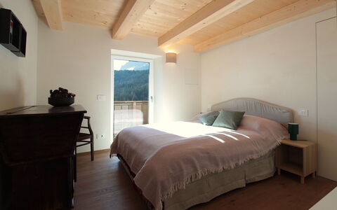 Casa Tomà Mountain View Cortina: Møbel, Træ, Indretning, Etage, Gulvbelægning, Værelse, Loft, Sengetøj, Soveværelse, Seng