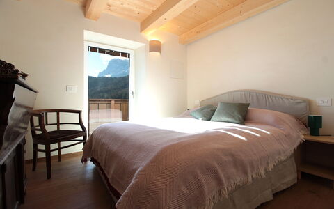 Casa Tomà Mountain View Cortina: Møbel, Træ, Indretning, Etage, Gulvbelægning, Soveværelse, Seng, Sengetøj, Loft, Sengetøj