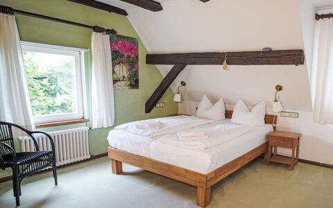 Schwarzwaldhof mit Pool & Sauna: Træ, Møbel, Indretning, Soveværelse, Gulvbelægning, Seng, Sengetøj, Bed Frame, Sengetøj, Sengetøj