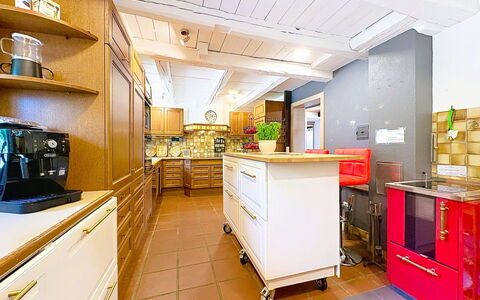 Schwarzwaldhof mit Pool & Sauna: Gulvbelægning, Indretning, Møbel, Køkken, Træ, Loft, Etage, Countertop, Større Bandage, Cabinetry
