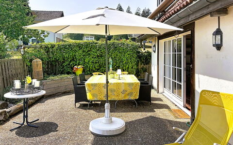 Schwarzwaldhof mit Pool & Sauna: Møbel, Stol, Paraply, Udendørs Møbler, Bord, Udendørs Bord, Have, Skygge, Gårdhave