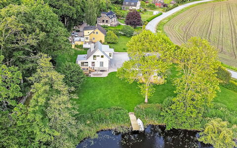 Villa Anja: Grøn, Træ, Natur, Naturligt Miljø, Naturlige Landskab, Hus, Landskab, Boligområde, Vandvej, Bank