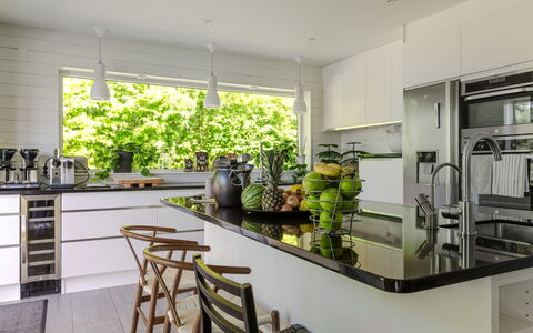 Villa Anja: Møbel, Køkken, Countertop, Indretning, Køkken Apparat, Gulvbelægning, Lysarmatur, Hjem, Loft, Cabinetry