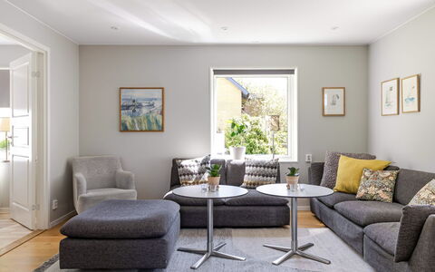 Villa Anja: Møbel, Indretning, Couch, Gulvbelægning, Etage, Stue, Værelse, Bord, Kaffebord