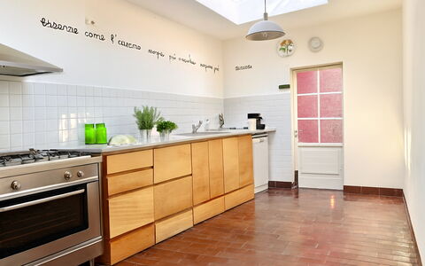 Portofino: Gulvbelægning, Køkken, Indretning, Etage, Træ, Cabinetry, Countertop, Køkken Apparat, Større Bandage, Møbel