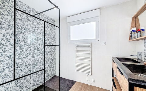 Maison de Kergoff: Væg, Gulvbelægning, Etage, Indretning, Sanitærarmatur, Flise, Vvs, Kompositmateriale, Badeværelse, Loft
