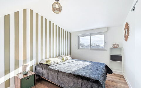 Maison de Kergoff: Indretning, Gulvbelægning, Væg, Soveværelse, Etage, Seng, Loft, Træ, Sengetøj, Sengetøj