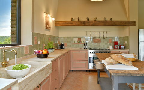Villa Il Noccioleto: Køkken, Countertop, Møbel, Cabinetry, Indretning, Gulvbelægning, Træ, Køkken Apparat, Etage, Hjem