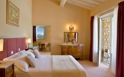 Villa Il Noccioleto: Møbel, Væg, Indretning, Soveværelse, Seng, Gulvbelægning, Etage, Værelse, Bed Frame, Belysning