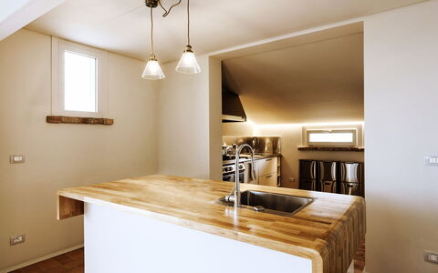 Villa Dedalo: Indretning, Countertop, Væg, Gulvbelægning, Træ, Møbel, Loft, Køkken, Lysarmatur, Cabinetry