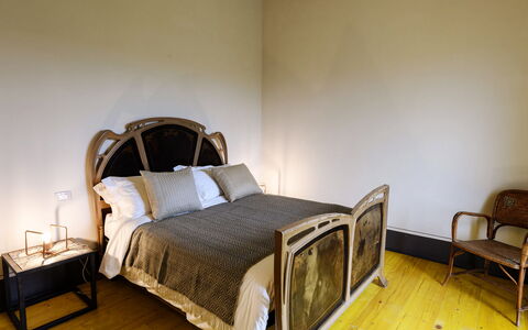 Villa Dedalo: Seng, Soveværelse, Møbel, Sengetøj, Sengetøj, Træ, Indretning, Etage, Gulvbelægning, Bed Frame