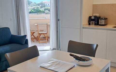 Smeralda Apartment: Møbel, Indretning, Gulvbelægning, Stol, Bord, Etage, Træ, Køkken & Spisebord, Spisestue, Belysning