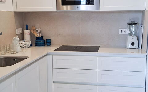 Smeralda Apartment: Cabinetry, Køkken, Gulvbelægning, Køkken Apparat, Træ, Countertop, Møbel, Indretning, Etage, Større Bandage
