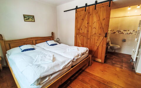 Na Stráni: Seng, Soveværelse, Træ, Indretning, Gulvbelægning, Møbel, Etage, Sengetøj, Sengetøj, Bed Frame