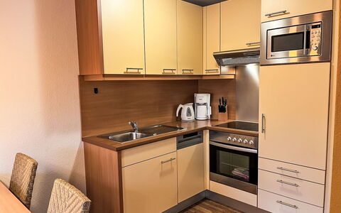 Haus 104 - Seepark Burhave: Køkken Apparat, Møbel, Køkken, Cabinetry, Større Bandage, Indretning, Træ, Countertop, Gulvbelægning, Etage