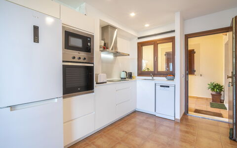 Vista Mar i Muntanya: Køkken, Køkken Apparat, Større Bandage, Cabinetry, Countertop, Gulvbelægning, Indretning, Træ, Etage, Møbel