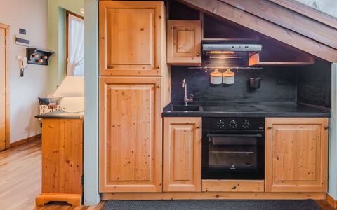 Pinzolo 5: Træ, Køkken, Indretning, Cabinetry, Større Bandage, Gulvbelægning, Møbel, Loft, Køkken Apparat, Countertop