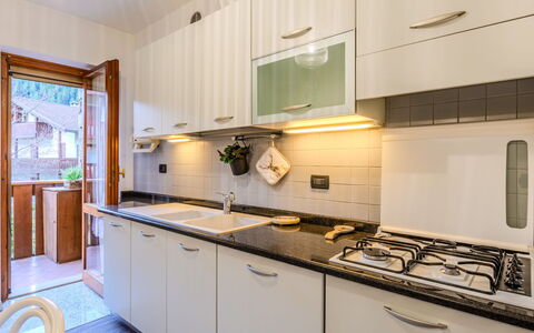Maison Ginevra: Køkken, Køkken Apparat, Countertop, Større Bandage, Køkkenvask, Træ, Indretning, Husholdningsapparat, Cabinetry, Gulvbelægning