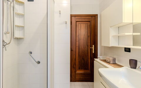 Maison Ginevra: Gulvbelægning, Badeværelse, Etage, Indretning, Sanitærarmatur, Badeværelsesvask, Toilet, Tap, Vvs, Badeværelsesskab