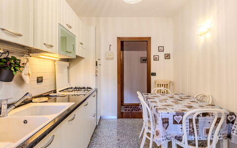 Maison Ginevra: Indretning, Gulvbelægning, Træ, Etage, Loft, Værelse, Køkken, Belysning, Møbel, Countertop