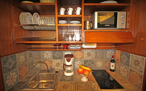 La Casa sulla Piazza: Træ, Køkken, Indretning, Gulvbelægning, Brun, Cabinetry, Bejdse, Etage, Køkken Apparat, Værelse