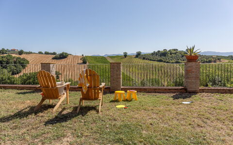 Casale Nido: Landskab, Land Lot, Hegn, Landscaping, Home Fencing, Udendørs Møbler