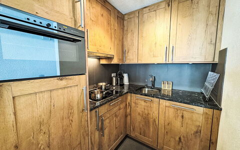 Verte-Rive: Cabinetry, Bejdse, Skuffe, Hårdttræ, Countertop, Skab, Krydsfiner, Planke, Trægulve, Køkken