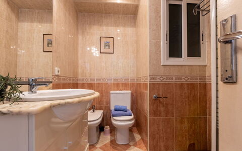 Pompeyo i: Badeværelse, Sanitærarmatur, Gulvbelægning, Håndvask, Badeværelsesvask, Etage, Indretning, Toiletbræt, Toilet, Tap