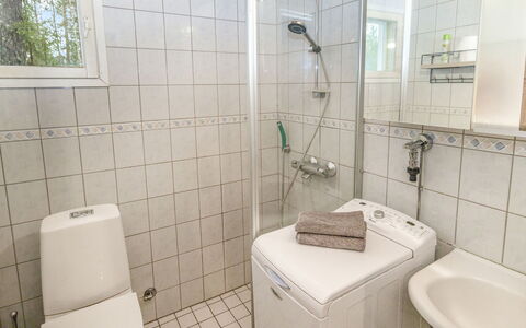 Korpilammenhuvilat 7B: Sanitærarmatur, Gulvbelægning, Etage, Badeværelse, Toilet, Håndvask, Indretning, Badeværelsesvask, Vvs, Toiletbræt