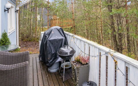 Korpilammenhuvilat 7B: Træ, Sidespor, Dæk, Backyard, Gård, Veranda, Altan, Hegn, Hårdttræ, Planke