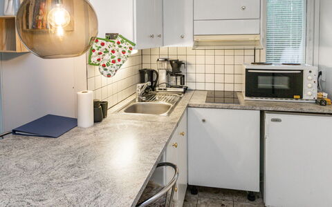 Korpilammenhuvilat 7B: Countertop, Køkken, Køkken Apparat, Indretning, Sanitærarmatur, Større Bandage, Gulvbelægning, Håndvask, Køkkenvask, Tap