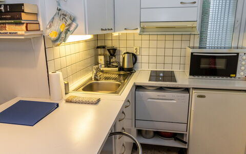Korpilammenhuvilat 7A: Køkken Apparat, Køkken, Countertop, Større Bandage, Køkkenvask, Håndvask, Sanitærarmatur, Cabinetry, Komfur, Komfur