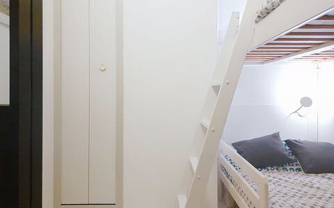 Palmier: Indretning, Soveværelse, Væg, Etage, Seng, Træ, Gulvbelægning, Møbel, Værelse, Sengetøj