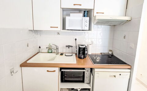 Palmier: Countertop, Køkken, Køkken Apparat, Cabinetry, Håndvask, Sanitærarmatur, Større Bandage, Køkkenvask, Indretning, Tap