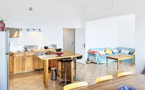 Les Amandiers: Møbel, Indretning, Gulvbelægning, Etage, Træ, Loft, Stol, Værelse, Køkken, Bord