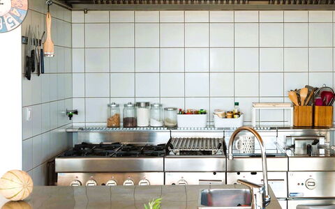 La Dorianzza: Køkken, Køkken Apparat, Indretning, Countertop, Husholdningsapparat, Komfur, Større Bandage, Cabinetry, Værelse, Køkkenvask