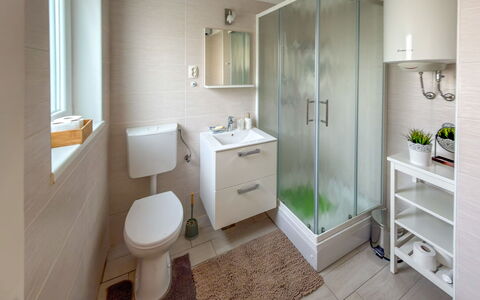 Verde: Badeværelse, Sanitærarmatur, Badeværelsesvask, Gulvbelægning, Etage, Indretning, Håndvask, Badeværelsesskab, Toilet, Tap