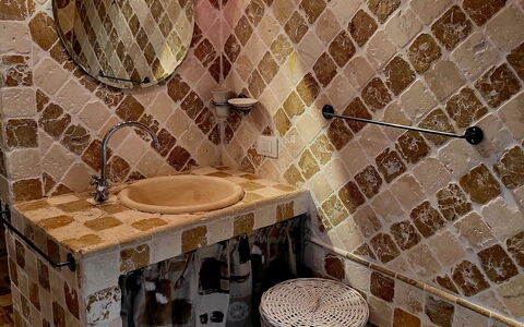 La Casa degli Artisti, Jacuzzi, Marliana: Gulvbelægning, Etage, Sanitærarmatur, Indretning, Flise, Badeværelse, Vvs, Tap, Værelse