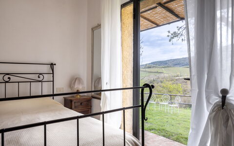 Podere le Lune with Pool, San Gimignano: Seng, Soveværelse, Bed Frame, Sengetøj, Sengetøj, Altan, Hegn