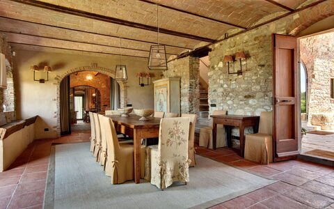 Mattei Villa: Møbel, Væg, Indretning, Træ, Gulvbelægning, Bord, Loft, Stol, Køkken & Spisebord, Spisestue