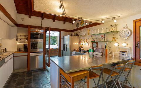 Isa Villa: Køkken, Møbel, Countertop, Indretning, Gulvbelægning, Lysarmatur, Cabinetry, Træ, Loft, Belysning